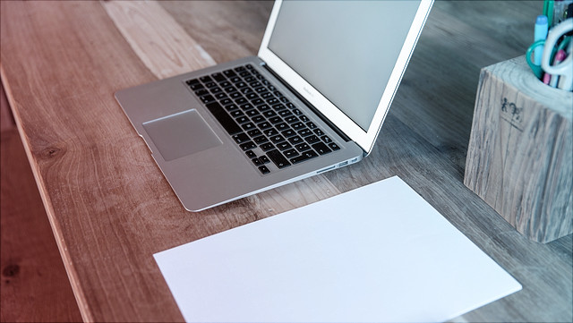 Laptop auf Tisch