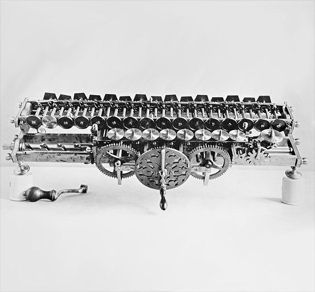 Original Leibniz-Machine, opened (Image of the 'Deutsches Museum' from the Leporello-Album on the investigation in Glashütte 1894 - Inv. Nr. 4308 - adapted from  <https://www.deutsches-museum.de/ausstellungen/kommunikation/informatik/digitale-geraete Schwarz-Weiß-Fotografie eines alten Recheninstruments