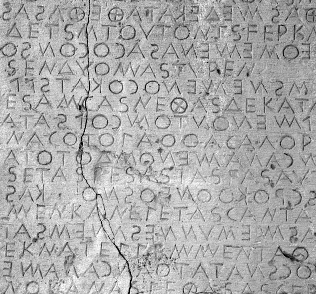 Gortyn Code, ca. 450 BC (Picture by Zdenek Kratochvil - adapted from <https://commons.wikimedia.org/wiki/File:Gortyn_code,_ca_450_BC,_Gortys,_145816.jpg> CC BY-SA  4.0) Ein Foto einer antiken Steinstafel