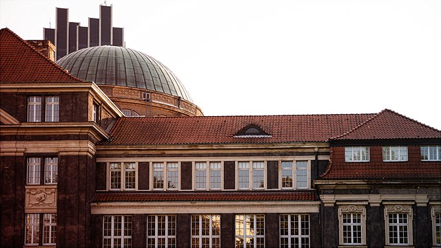 Hauptgebäude der Universität Hamburg im Herbst