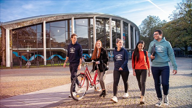191203-studieren-74-640x361 Studierende vor dem Audimax-Hörsaal
