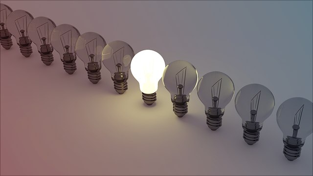 Eine Glühlampe auf dem Bild leuchtet