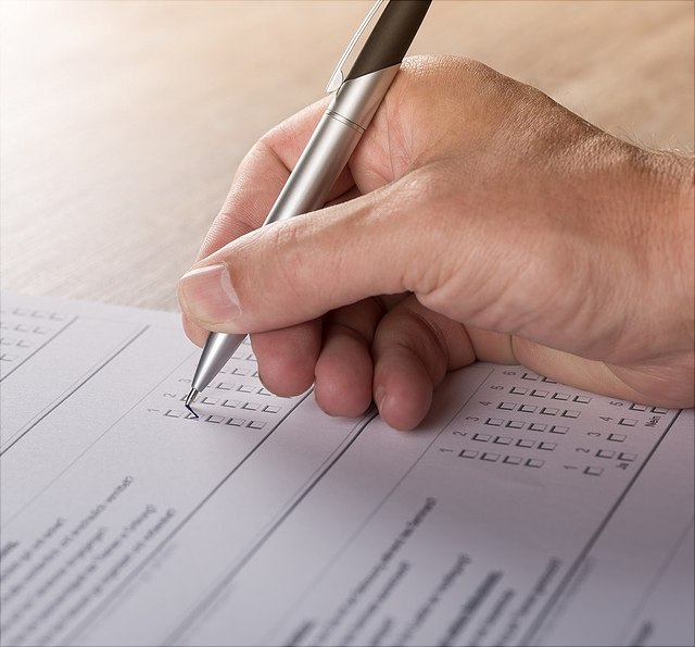 survey-1594962-1280-640x595 Umfrage, Hand mit Kugelschreiber