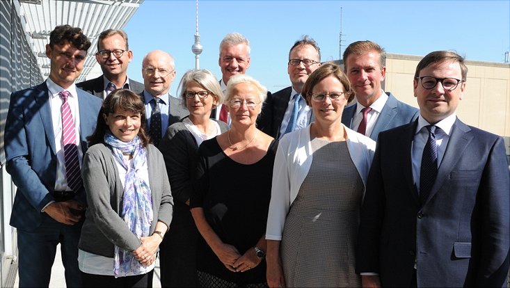 Dieses Bild zeigt die Honorarkommission in Berlin vor dem Fernsehturm.