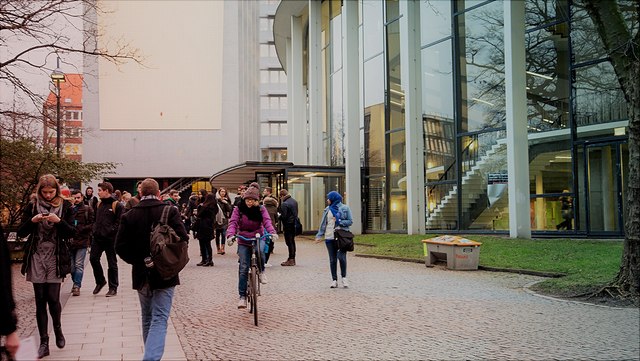 Studierende vor dem Audimax