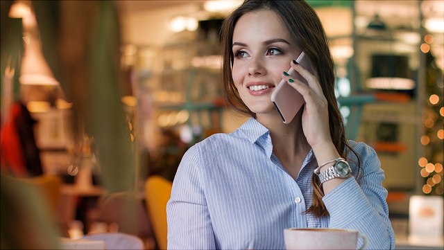 frau-mit-handy-pixabay640x361 Frau telefoniert mit Handy, vor ihr steht eine Tasse Kaffee