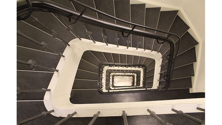 Treppe hinten unten 733x414 Treppenhaus