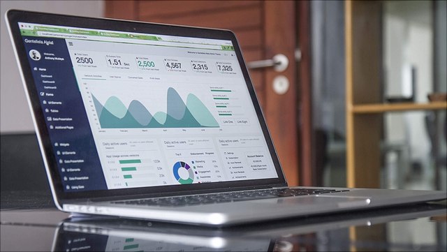 Laptop mit Statistik