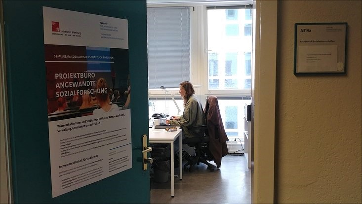 Laura Adam arbeitet im neuen Büro Raum A314a im VMP9