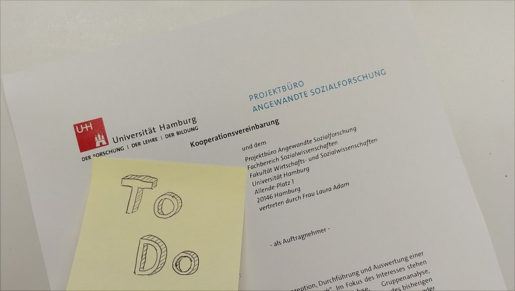 Kooperationsvereinbarung mit einem gelben Klebezettel, auf dem "To Do" steht