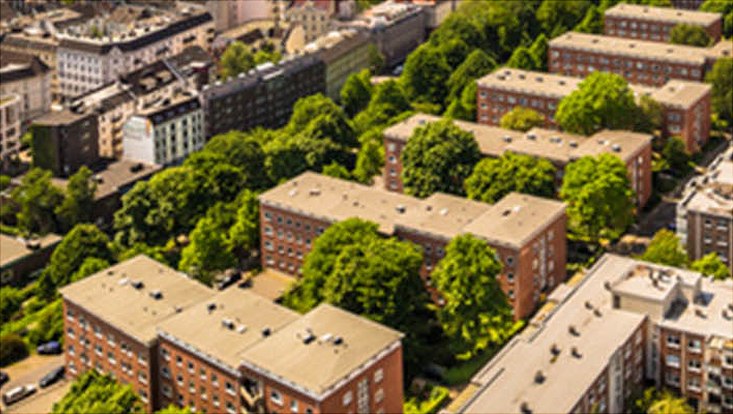 Dies ist ein Bild einer Stadt aus der Vogelperspektive.