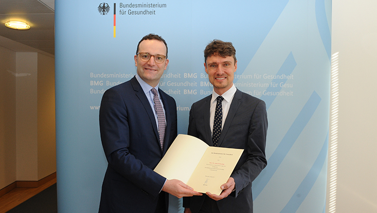 Gesundheitsminister Spahn überreicht Ernennungsurkunde an Prof. Schreyögg