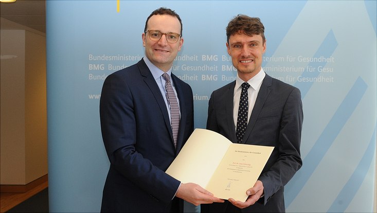 Dieses Bild ziegt Prof. Dr. Jonas Schreyögg zusammen mit dem Gesundheitsminister Jens Spahn.