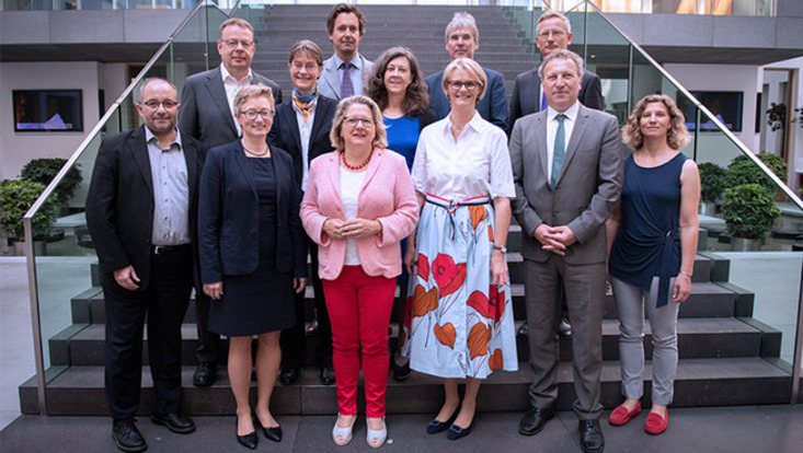 Lenkungskreis der Wissenschaftsplattform zum Klimaschutz der Bundesregierung, inkl. Prof. Dr. Anita Engels, Prof. Dr. Timo Busch, Bundesumweltministerin Svenja Schulze und Bundesforschungsministerin Anja Karliczek