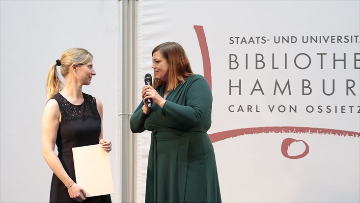 Dr. Kristin Paetz, Fachbereich Sozialökonomie, erhält den Lehrpreis 2018 von Wissenschaftssenatorin Katharina Fegebank