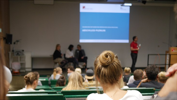 Vorlesungssaal im VMP5 mit Hinterköpfen von Studierenden