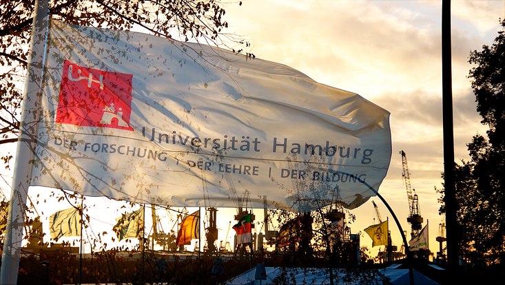 Weiße Flagge mit dem Print der Universität Hamburg