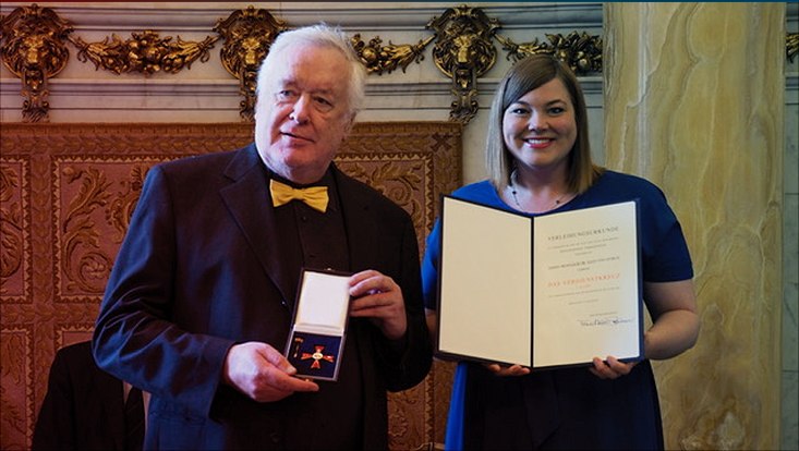 Prof. Dr. Hans von Storch (links) und Frau Katharina Fegebank (rechts) mit dem Orden und der Urkunde