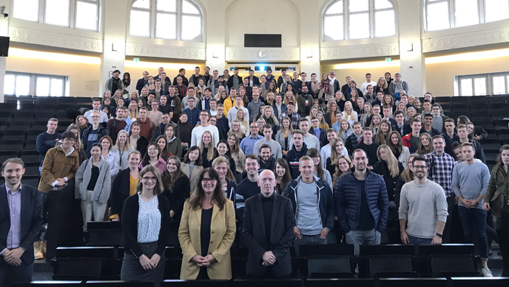 Gruppenfoto der neuen Masterstudierenden im Hörsaal des Hauptgebäudes