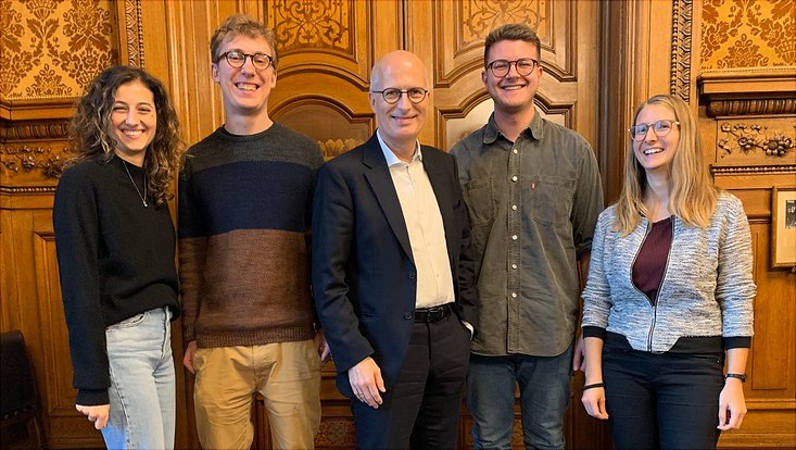 Vier JKW-Studierende beim Hamburger Bürgermeister Peter Tschentscher.