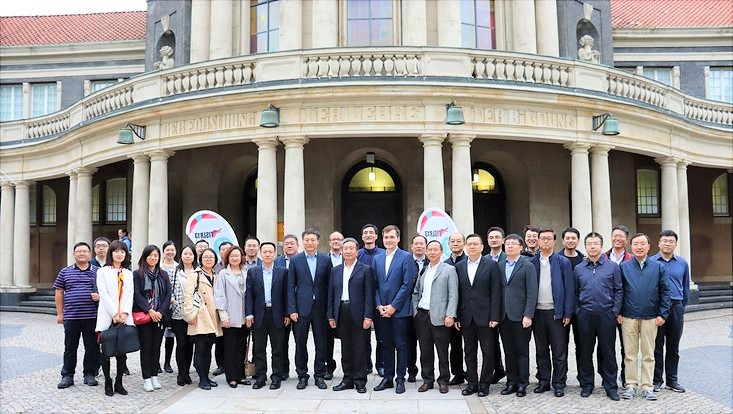 Delegation und CEO von Airbus China stehen mit Herrn Dr. Pekron vor dem Edmund-Siemers-Allee Hauptgebäude
