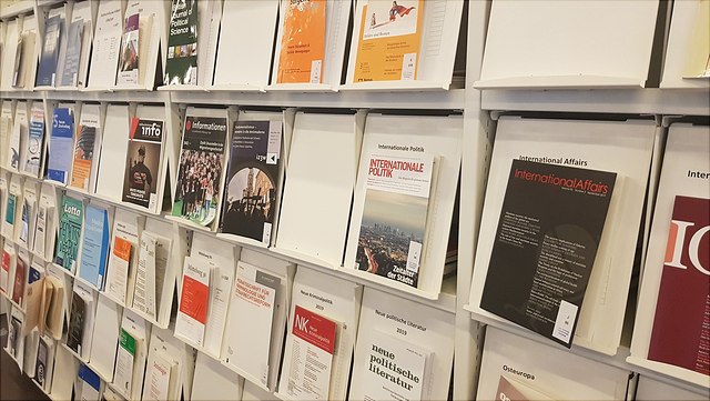 Zeitschriftenregal/journals on a shelf