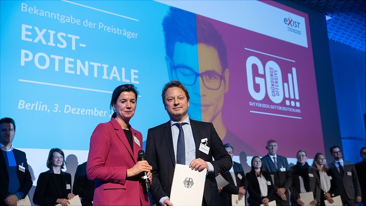 Bild der Übergabe mit Michel Clement