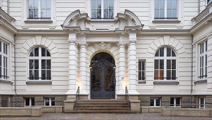 Auf dem Foto befindet sich ein Ausschnitt des Eingangsbereich des Hauses der Betriebswirtschaft in der Moorweidenstraße 18
