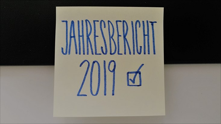 Gelber Klebezettel mit "Jahresbericht 2019" als abgehaktes To-Do