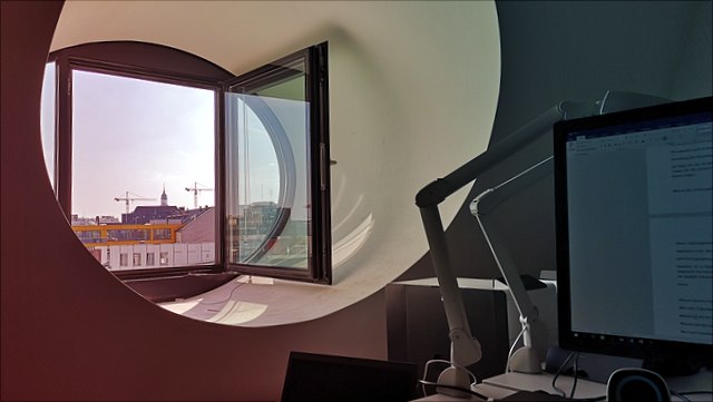 Blick in den Himmel aus einem Bürofenster im 5. OG der Esplanade 36