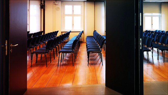 Blick durch die Türen zum Seminarraum 4011-13