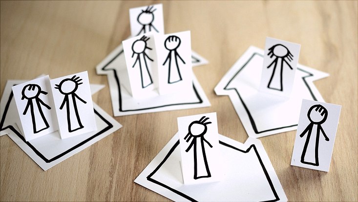 Menschen einzeln zuhause in Häusern in Papierform