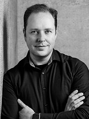 sebastian-neumann-180x240 Dies ist ein Portrait von Sebastian Neumann