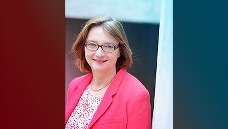 Weibliche Person (Prof.Dr.Rastetter) mit braunen Haaren, Brille und rosanem Blazer