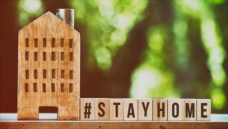 Haus mit Schriftzug "Stay Home"