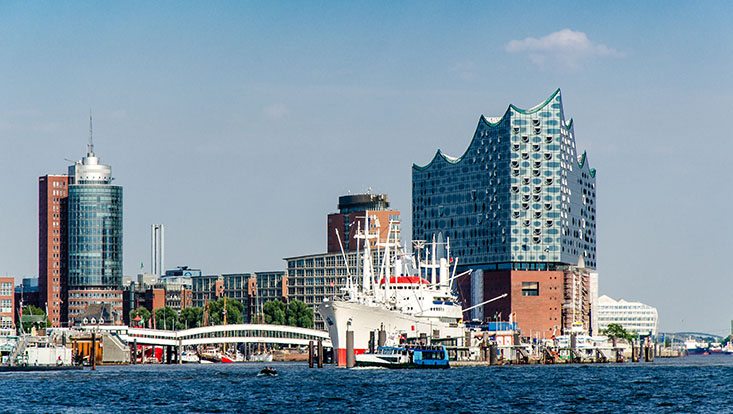 Dieses Bild zeigt den Hamburger Hafen zusammen mit der Elbphilharmonie.