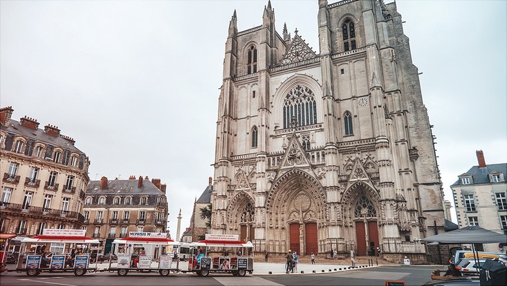 Cathédrale Siant Pierre et Saint Paul Nantes, auf dem Platz davor fährt eine Straßenbahn