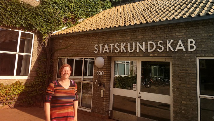 Janne Kalucza vor dem Institut für Politikwissenschaft der Universität Aarhus