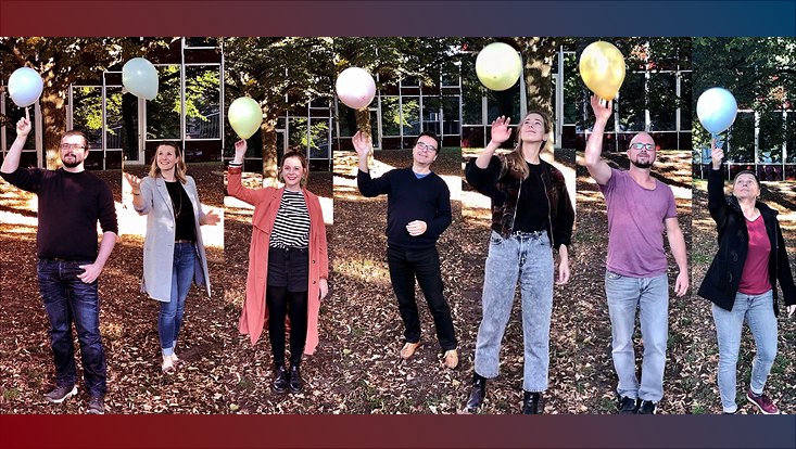 Mitarbeitende im Projektbüro mit Luftballons
