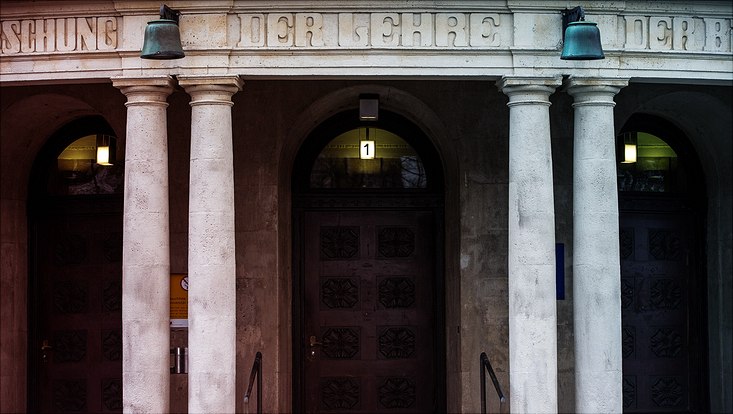 Der Forschung - Der Lehre - Der Bildung - Inschrift am Hauptgebäude der Universität Hamburg