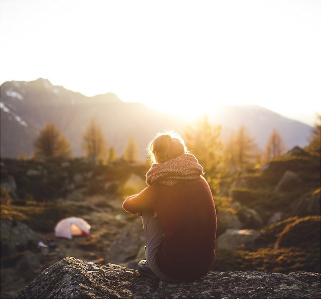 Frau beim Sonnenaufgang