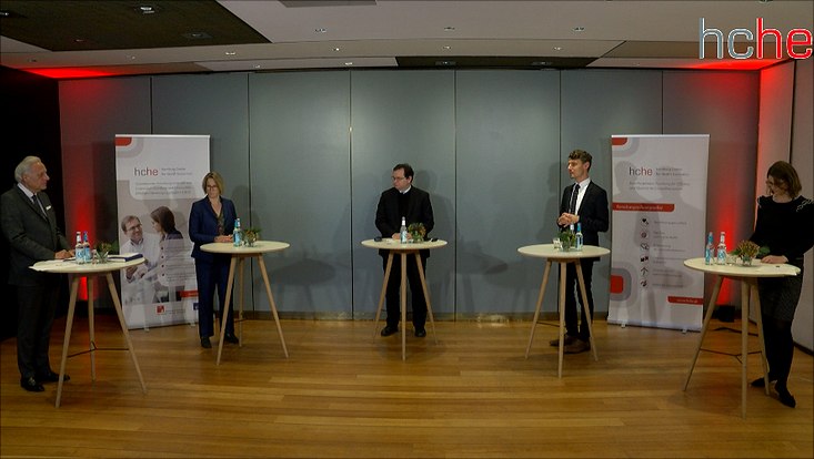 rrl-corona-bild-1-733x414 Walter Plassmann, Melanie Schlotzhauer, Prof. Dr. Martin Spindler, Prof. Dr. Jonas Schreyögg und Prof. Dr. Petra Steinorth stehen mit Pandemie-Abstand an Tischen und unterhalten sich.