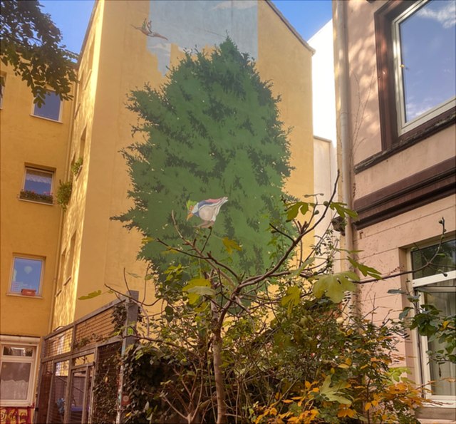 Baum Graffiti auf einer Hauswand