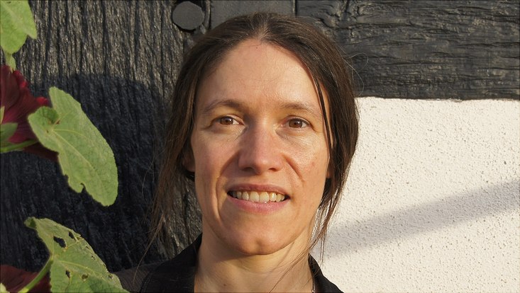Weibliche Person (Frau Müller), dunkle gebundene Haare