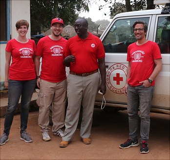 Didus Ruhmobe (URCS), Prof. Geiger (UHH), Philipp Darkow (UHH), Carolin Schwill (UHH) in Yumbe (Uganda)