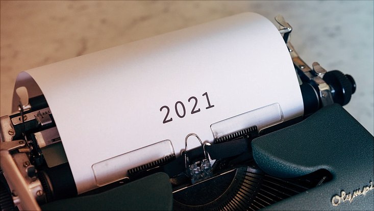 Schreibmaschine mit Blatt "2021"