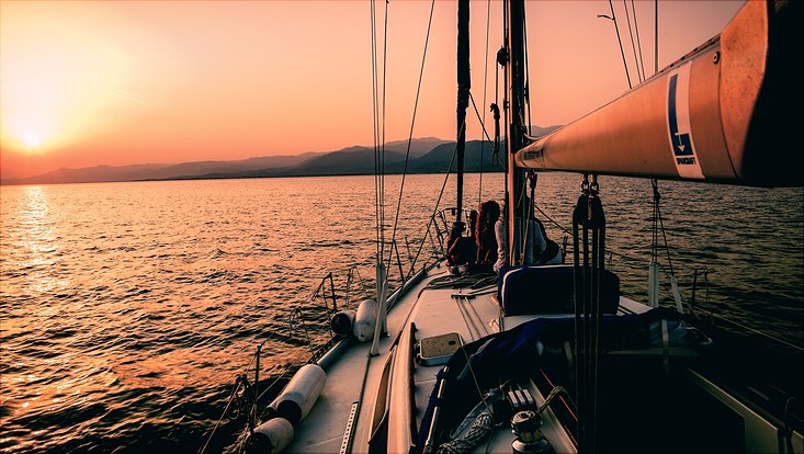 Segelboot im Sonnenuntergang