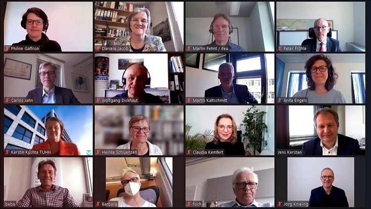 View of an digital meeting, showing the faces of 15 scientists in the Klimabeirat and the face of Senator Jens Kerstan