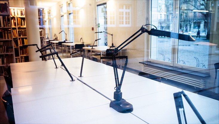 Tisch mit Lampen