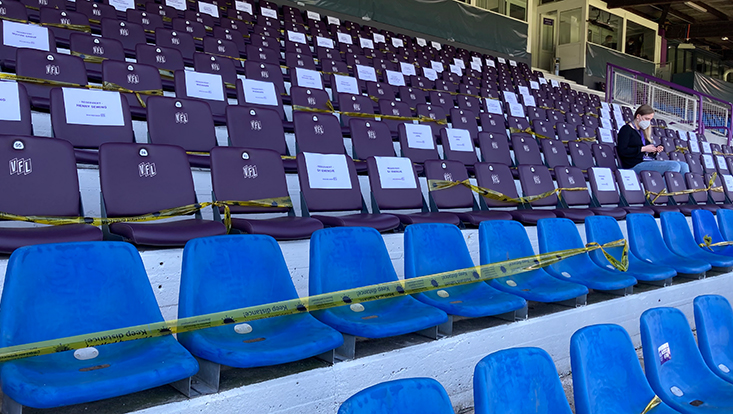 Sitzplätze im Stadion des VfL Osnabrück mit gesperrten und gekennzeichneten Sitzplätzen